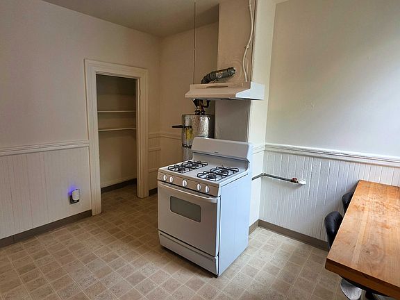 2nd image of 454 Clementina St