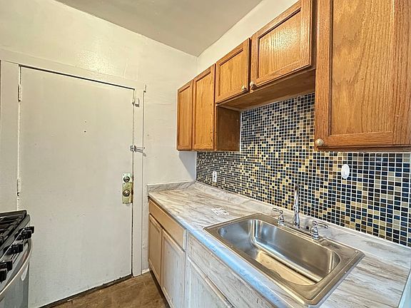 3rd image of 935 W Sunnyside Ave #S4