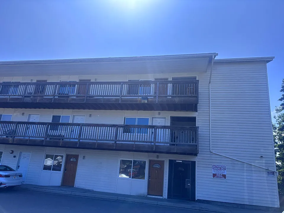 1082 W 26th Ave