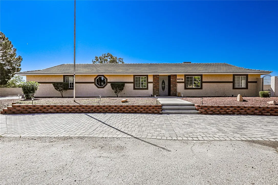 3 bed, 2.0 bath, 2276 sqft, $3,800 — Photo 1