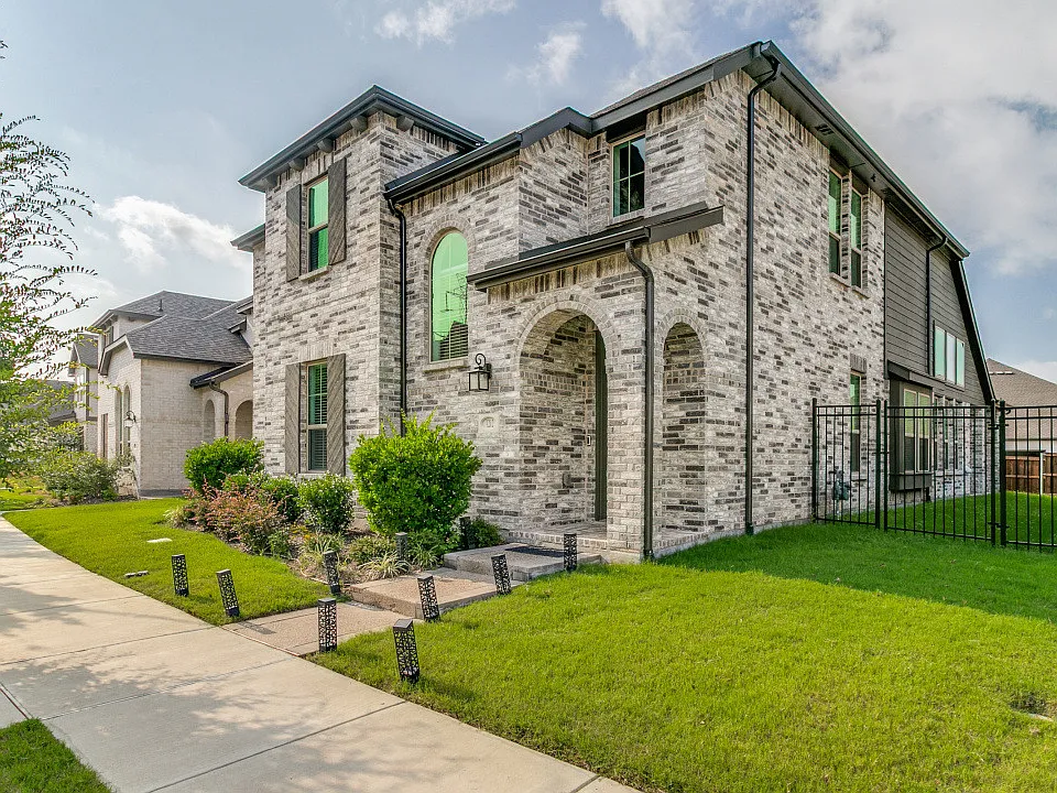 1212 Carnation Dr