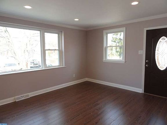 3rd image of 8831 Danbury St