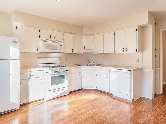 3rd image of 733 Shadybrook Dr