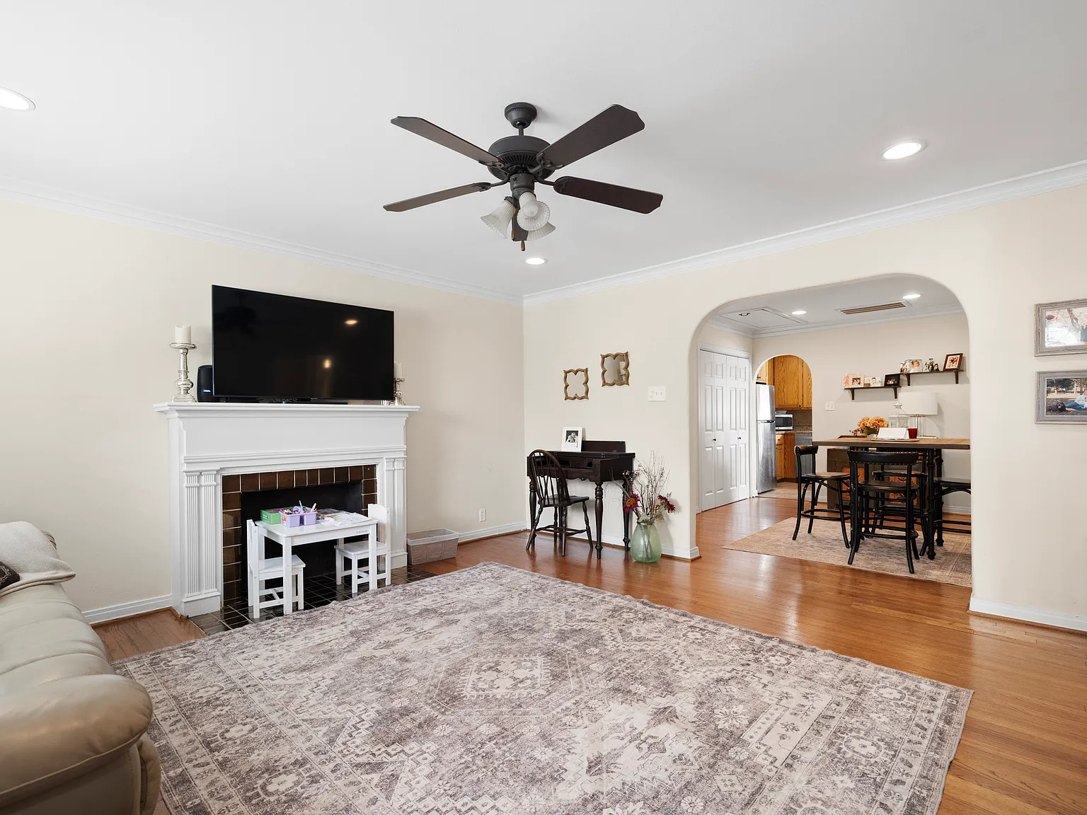 2 bed, 957 sqft, $2,500 — Photo 2