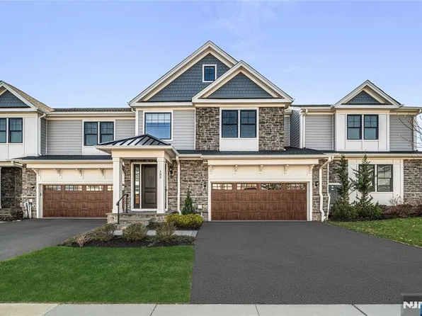 182 E Woodmont Cir #182, Westwood, NJ 07675