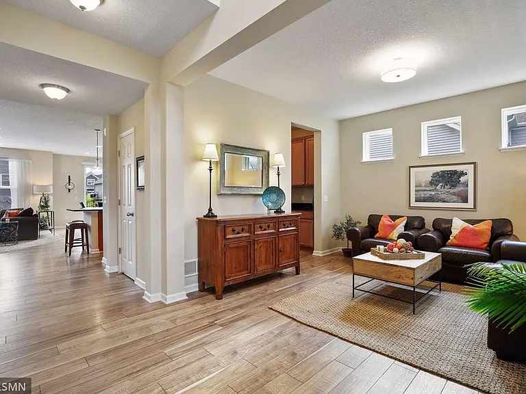 1290 Eagle Point Dr — Photo 4