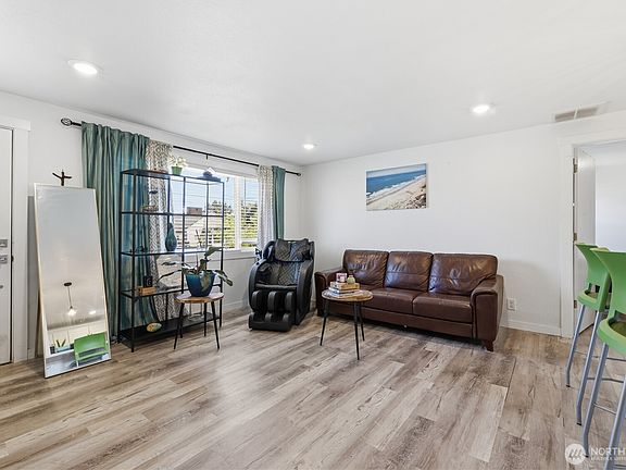 5th image of 622 6th Street SE