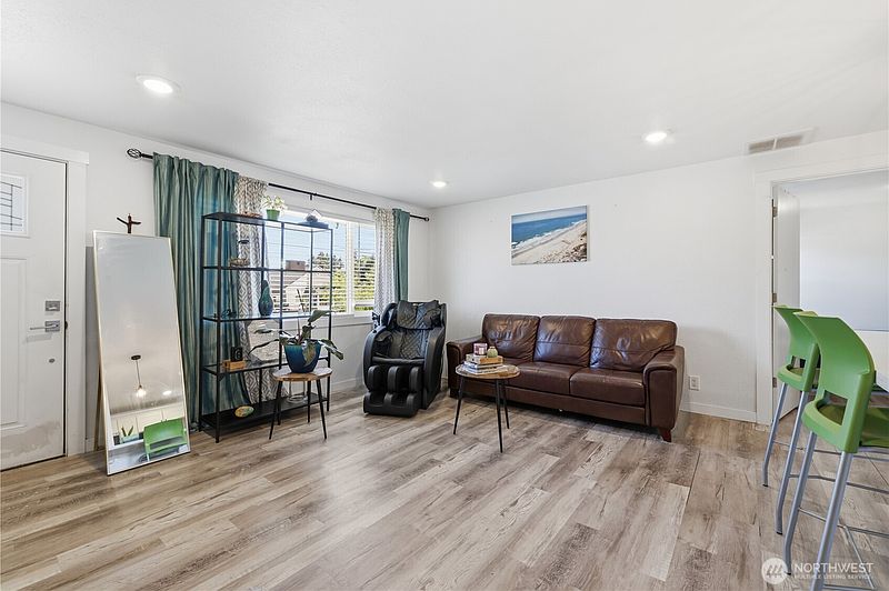 5th image of 622 6th Street SE