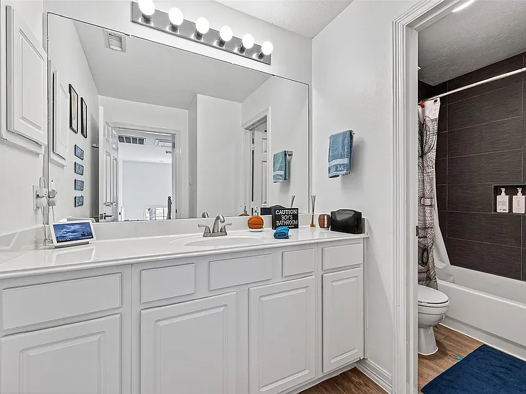 1015 Enclave Sq S — Photo 30
