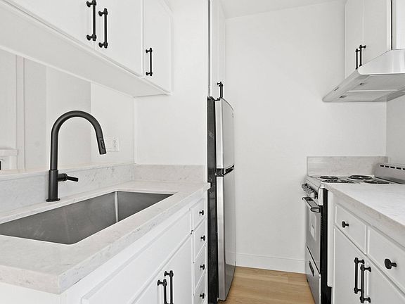 3rd image of 727 Westbourne Dr APT 307