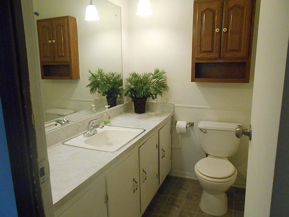 Hall bath with tub/ shower combo