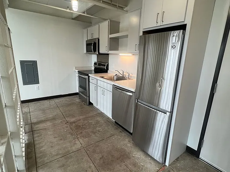 521 W 2nd Street - Leijona — Photo 29