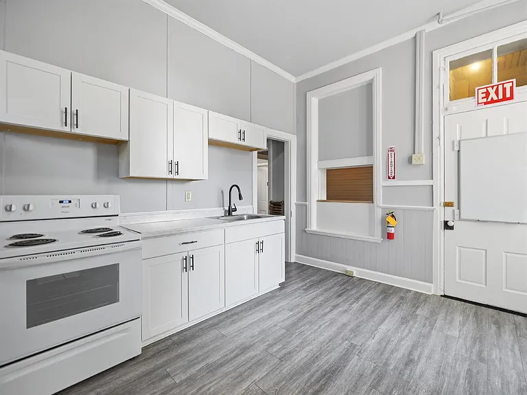 323 N Potomac St — Photo 14