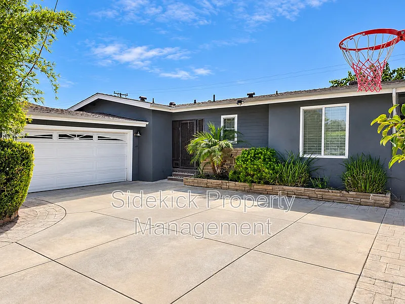 4 bed, 2.0 bath, 1852 sqft, $4,300 — Photo 2