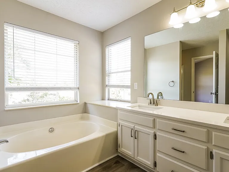 100 E Hbr — Photo 13