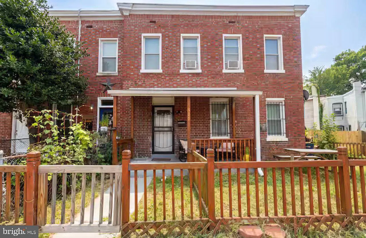 3 bed, 2.5 bath, 253 sqft, $3,800 — Photo 1