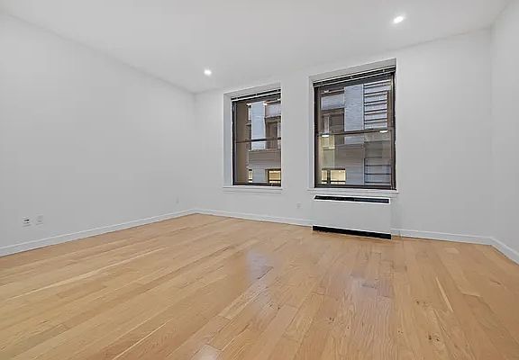 4th image of 92 William St #18Q