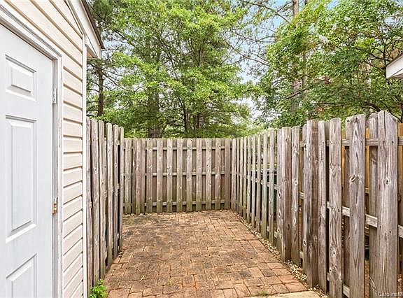 3rd image of 7637 Petrea Ln