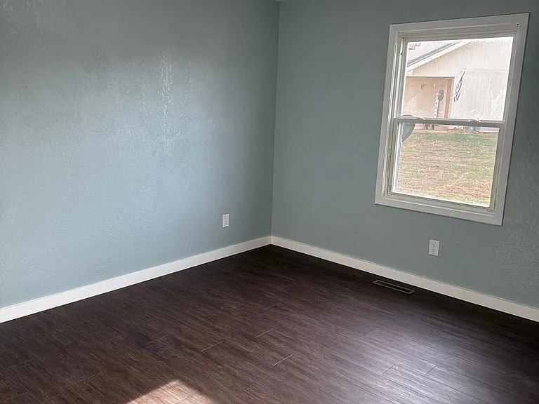 325 Streamside Ct — Photo 2