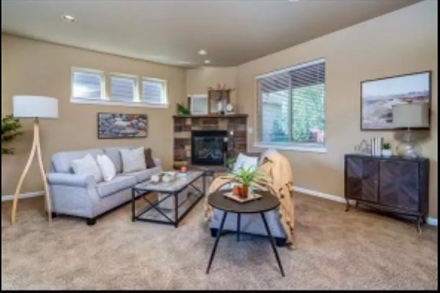 4 bed, 2.5 bath, 2358 sqft, $2,300 — Photo 3