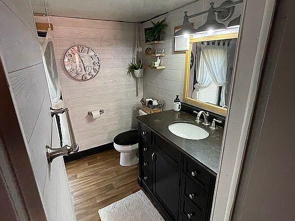 Jack-and-JillBath-Upstairs