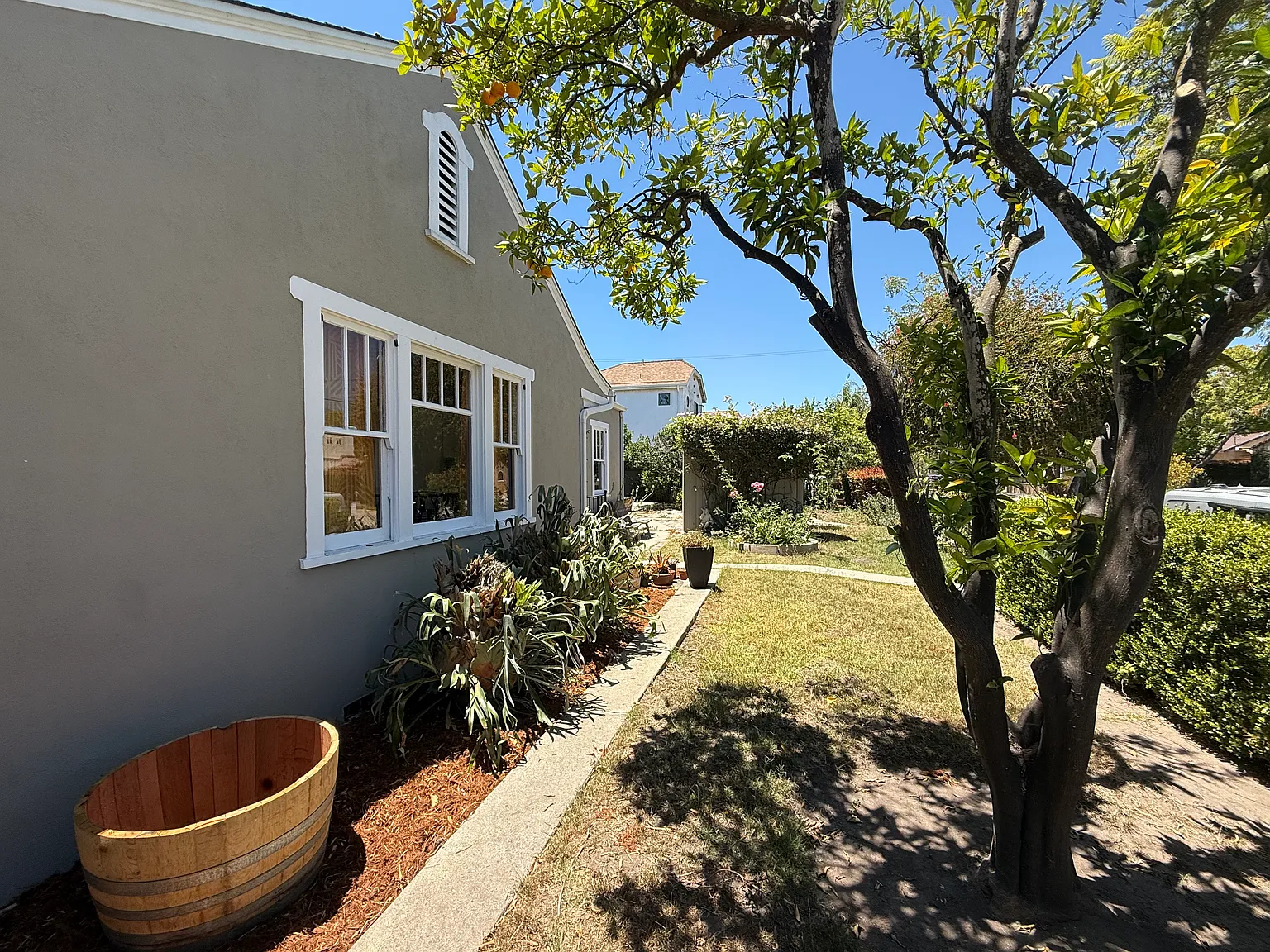 2 bed, 1.5 bath, 864 sqft, $4,500 — Photo 2