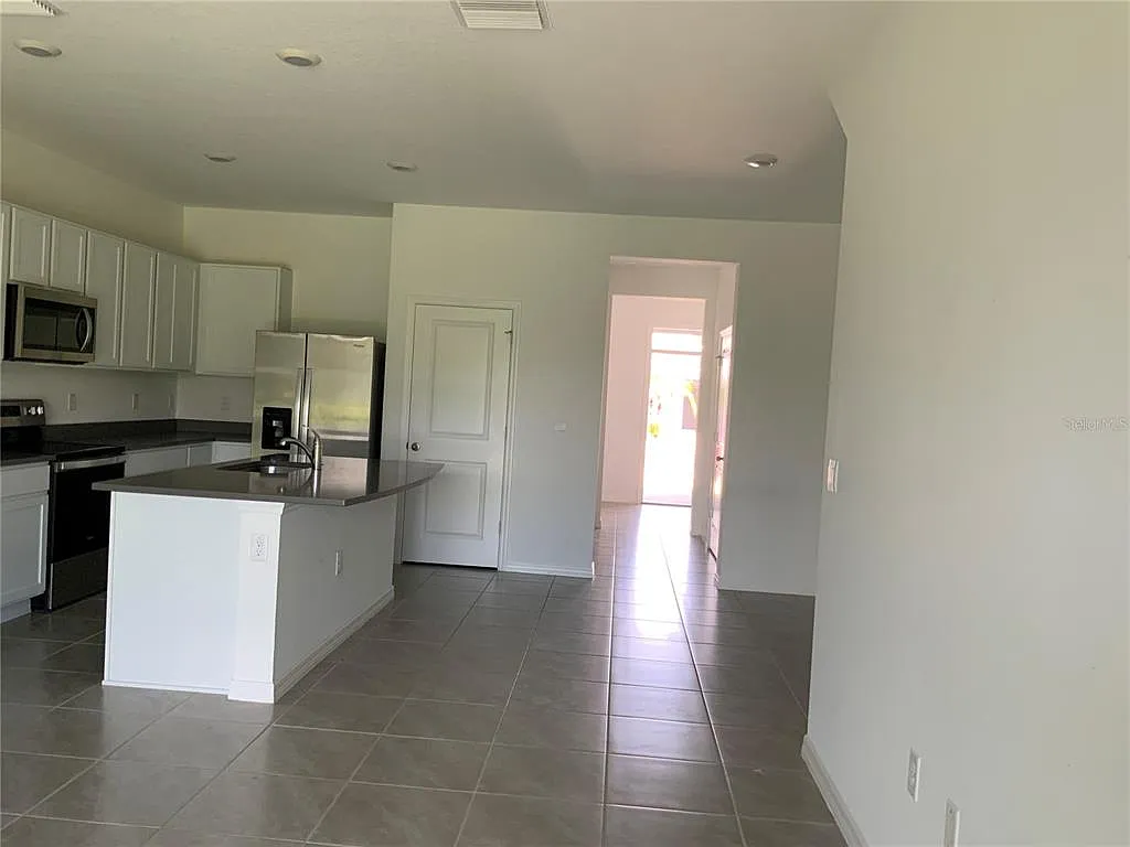 3 bed, 2.5 bath, 1695 sqft, $2,300 — Photo 3