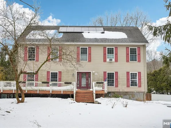 14 Sweetman Ln, West Milford, NJ 07480