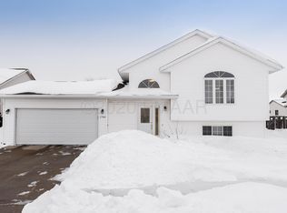 1746 52nd St S, Fargo, ND 58103