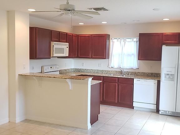 SPACIOUS KITCHEN WITH BREAKFAST BAR