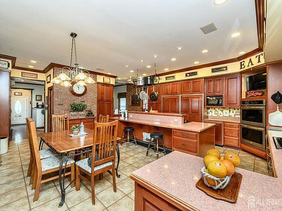 3rd image of 10 Crampton Ave