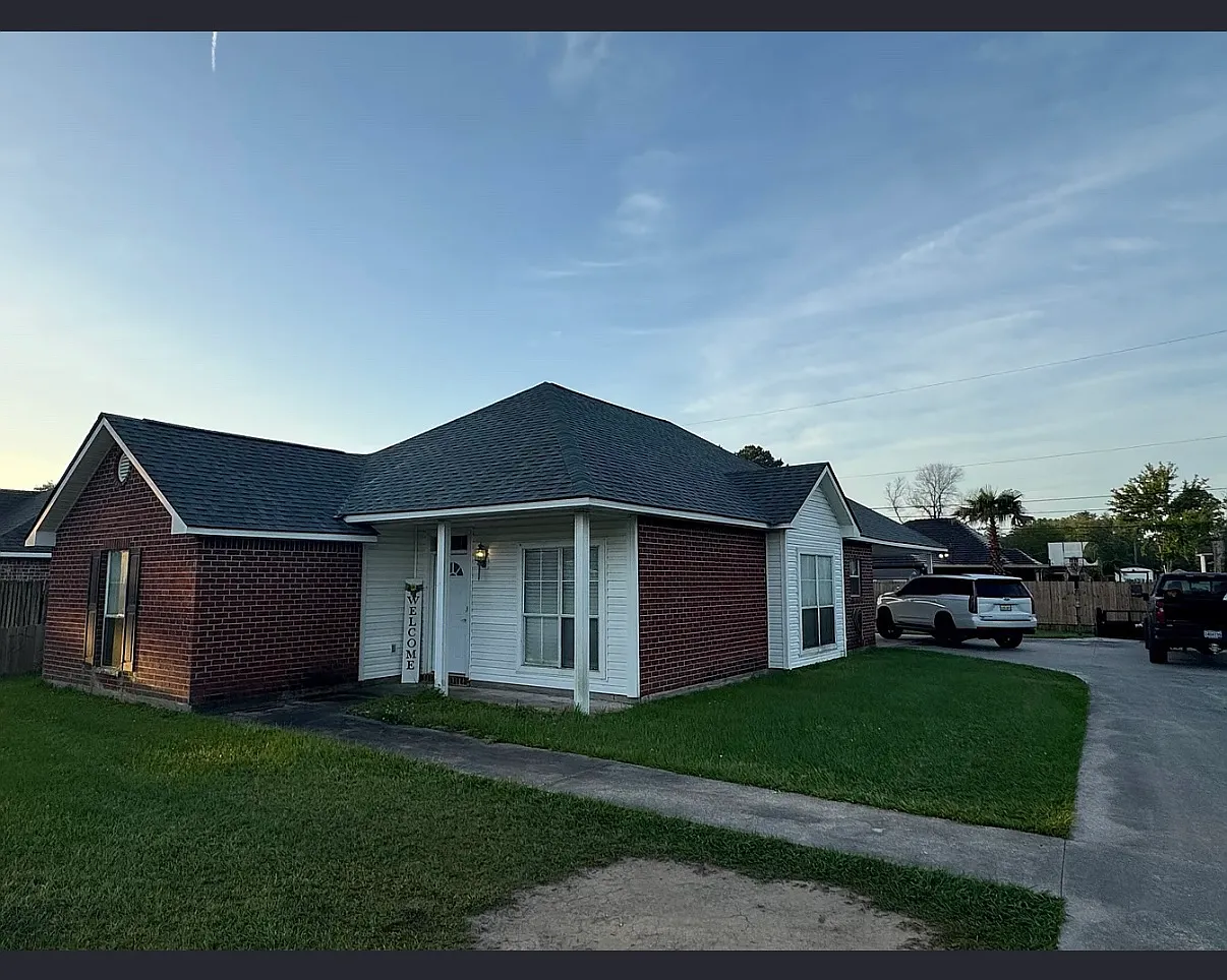 4 bed, 1954 sqft, $2,100 — Photo 1
