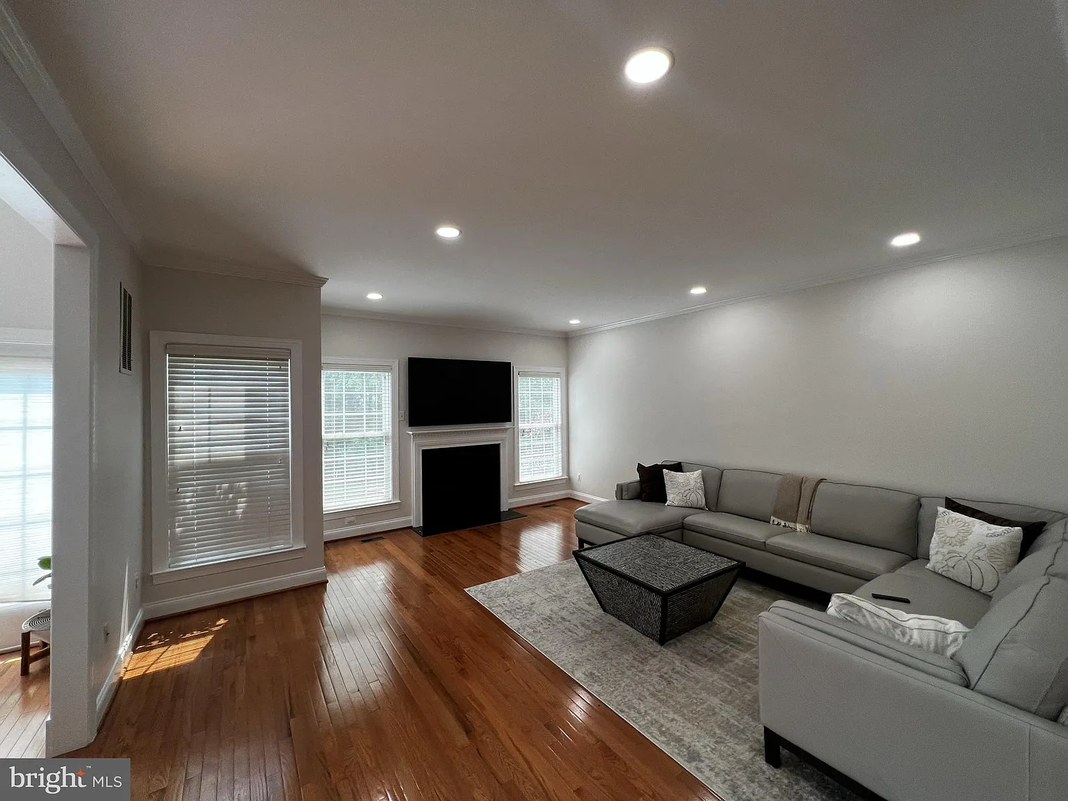 3 bed, 3.5 bath, 3613 sqft, $5,500 — Photo 3
