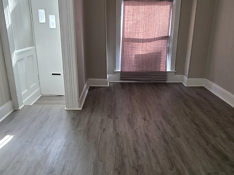 921 Appleton St — Photo 3