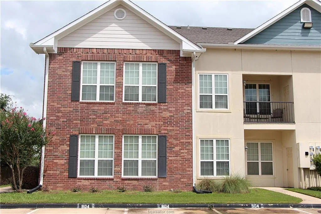 3 bed, 3.0 bath, 1600 sqft, $2,100 — Photo 1