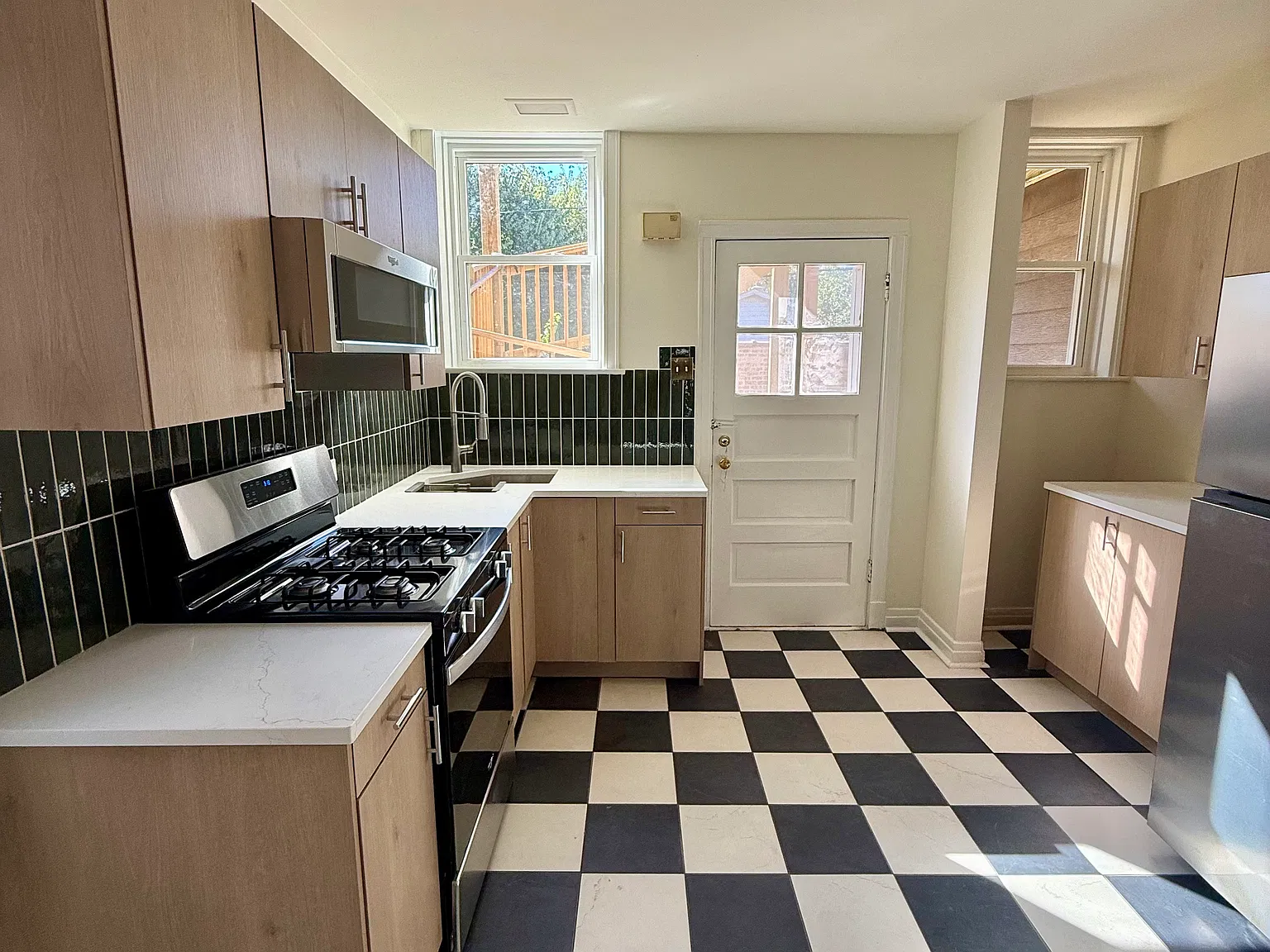 2 bed, 1400 sqft, $2,500 — Photo 3