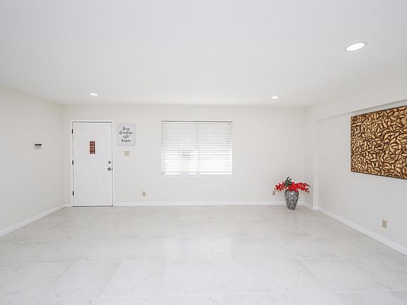 5th image of 15 Bedford Dr