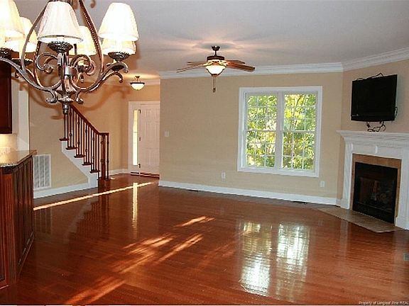 4th image of 823 Azalea Dr