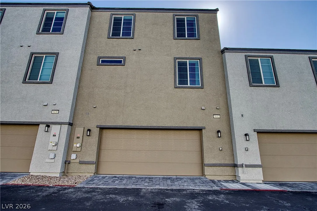 4 bed, 3.5 bath, 2003 sqft, $3,640 — Photo 1