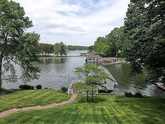 2nd image of 110 Windward Dr