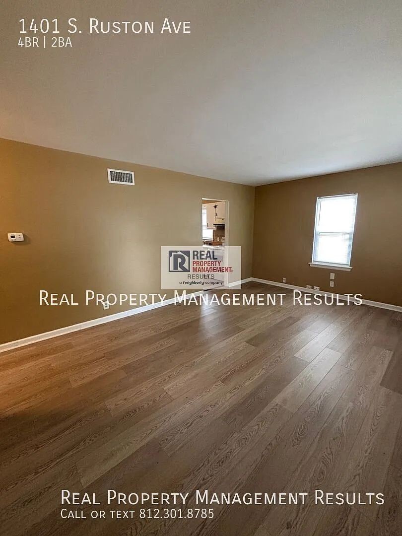 Bright 4 Bedroom Home with Bonus Room & Fenced Backyard — Photo 2