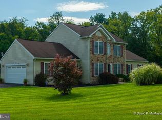 160 Viceroy Dr, Falling Waters, WV 25419