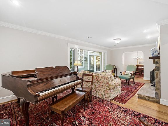 5th image of 3202 Juniper Ln