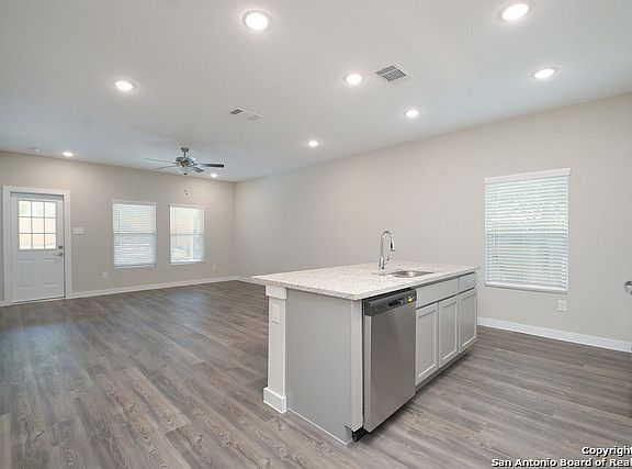 5th image of 534 Sterling Dr