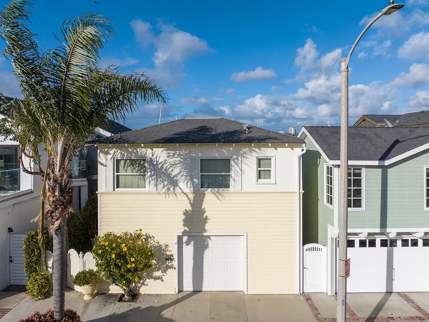 Newport Beach Bayfront Cottage with Private Dock — Photo 3