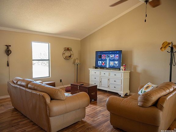 4th image of 604 Mountain View Dr