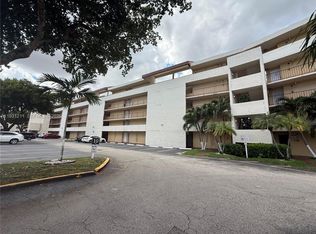 8860 Fontainebleau Blvd APT 305, Miami, FL 33172