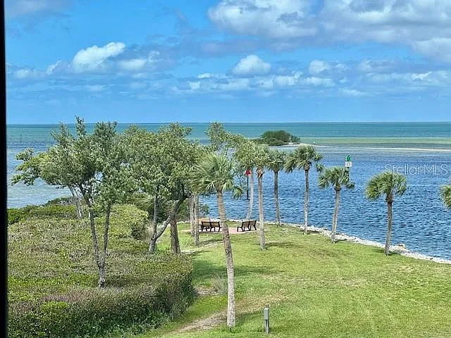 3 bed, 2.0 bath, 2069 sqft, $6,000 — Photo 4