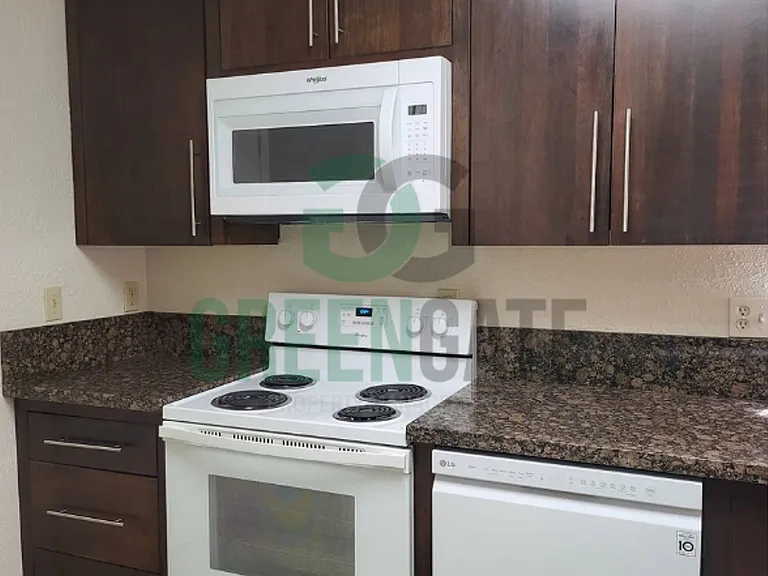 2428 Woodvale Dr — Photo 7