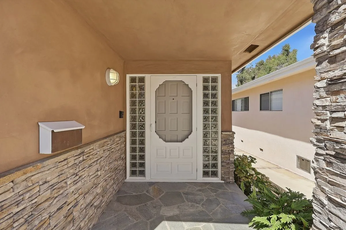 3 bed, 2.0 bath, 1580 sqft, $6,800 — Photo 4